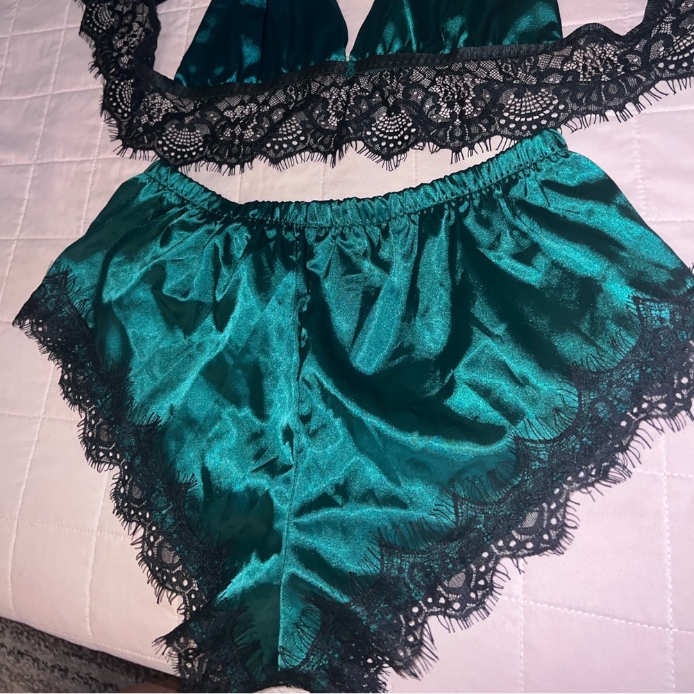 Lingerie Set - Picture 3 of 4